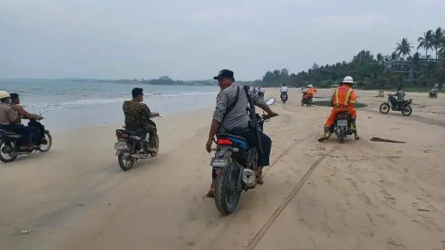 ကမ်းခြေတွေမှာ လိုက်စစ်ဆေးနေ