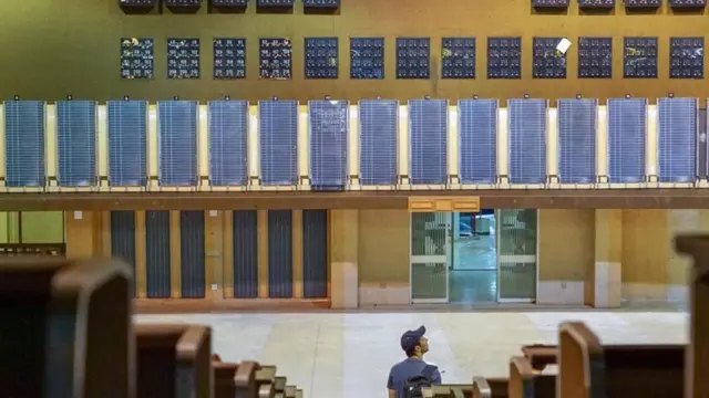 स्टॉक एक्सचेंज के डिस्पले बंद पड़े हैं