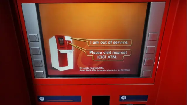 मुम्बई में एक एटीएम स्क्रीन पर ऑउट ऑफ सर्विस का संदेश दिखाते हुए