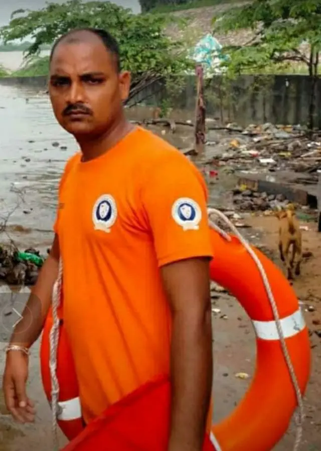 వరద బాధితులను కాపాడబోయి నీటిలో మునిగి చనిపోయిన కానిస్టేబుల్ శ్రీనివాసరావు