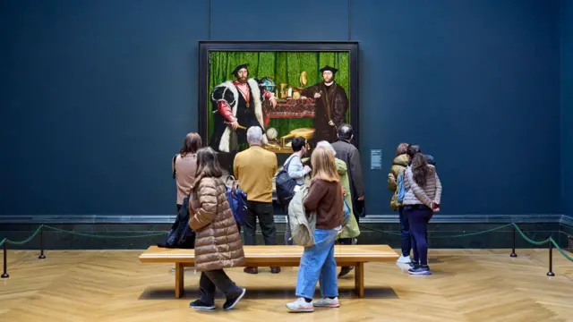 Foto del público observando el cuadro Los Embajadores de Hans Holbein emitida por el Art Fund de la National Gallery de Londres, 20 de abril de 2026