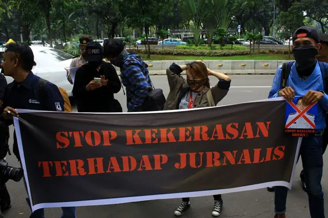Jurnalis Indonesia memprotes kekerasan