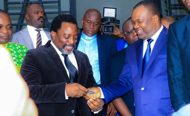 Mu 2017 ubwo hategurwaga amatora ya 2018, Corneille Nangaa wari perezida wa komisiyo y'amatora ahereza ikarita y'itora Perezida Joseph Kabila