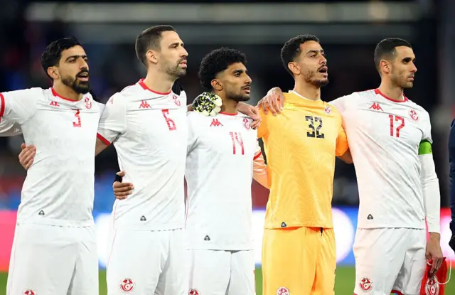 Les joueurs tunisiens s'alignent pour les hymnes nationaux avant un match amical international contre Haïti au BMO Field, le 28 mars 2026 à Toronto