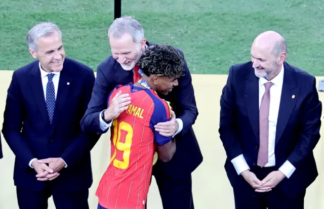El rey Felipe VI de España abraza a Lamine Yamal tras la final de la Copa Mundial de la FIFA 2026 entre España y Argentina, en Nueva Jersey, Estados Unidos, el 19 de julio de 2026.