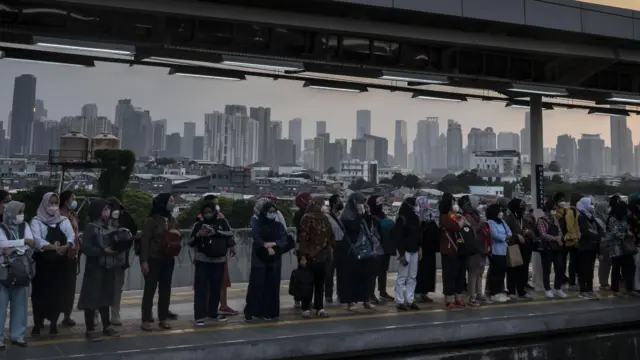 Antrean penumpang KRL