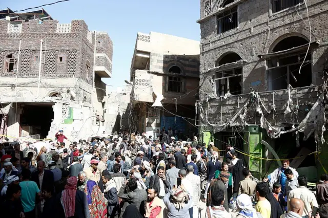 آثار الضربات الأمريكية الأخيرة كما تبدو على بعض المباني في اليمن 