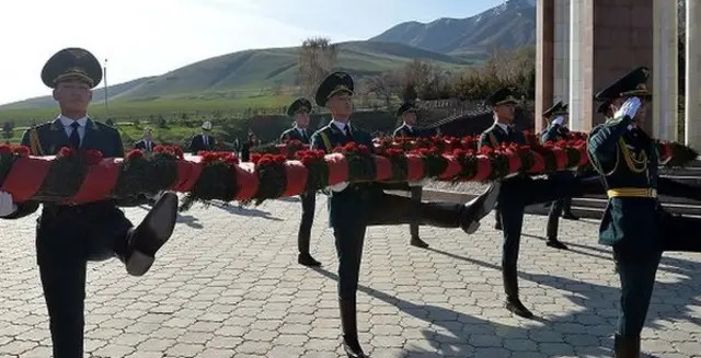 өлкө жетекчилери ыңкылап баатырларын эскерди