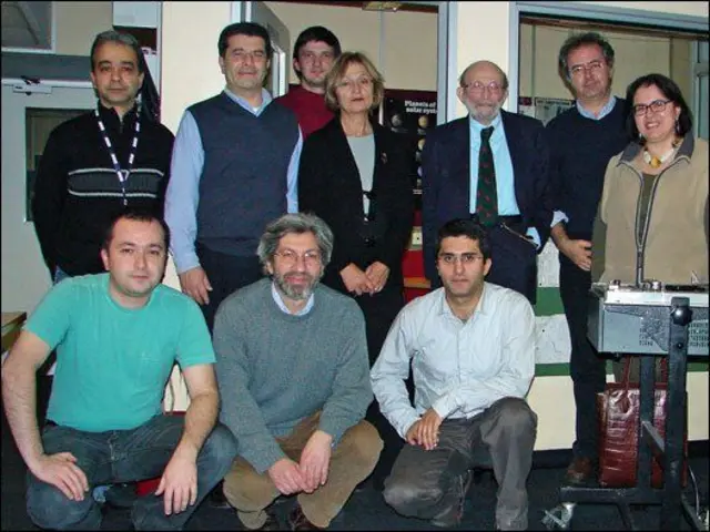 Andrew Mango'nun BBC Türkçe'yi ziyaretlerinden biri. Ayaktakiler: Cenk Erdil, Hüseyin Sükan, Emre Temel, Nevsal Baylas, Dr. Andrew Mango, Hüseyin Alkan, Ayça Abakan. Oturanlar: Faik Uyanık, Murat Nişancıoğlu, Güney Yıldız. (10/12/2007)