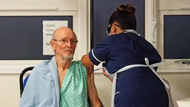 ویلیام شکسپیر ۸۱ ساله نیز در بیمارستانی در کاونتری واکسن خود را دریافت کرد