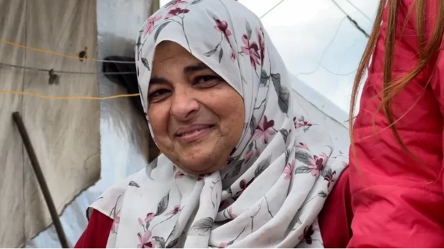प्लास्टिक के टेंट में रहने को मजबूर फ़लस्तीनी महिला 