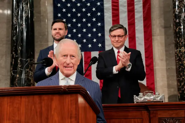 نائب الرئيس الأمريكي جيه دي فانس (يسار) ورئيس مجلس النواب الأمريكي مايك جونسون (يمين) يُصفقان للملك تشارلز الثالث ملك بريطانيا (وسط) أثناء إلقائه كلمة أمام الكونغرس في قاعة مجلس النواب بمبنى الكابيتول الأمريكي في واشنطن العاصمة، الولايات المتحدة الأمريكية، في 28 أبريل/نيسان 2026
