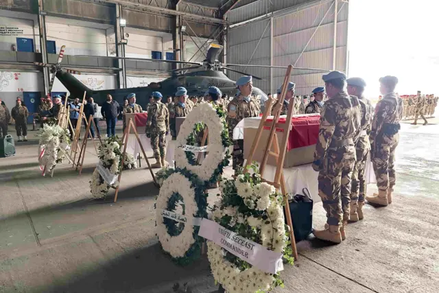 Suasana upacara pelepasan dan penghormatan tiga jenazah personel penjaga perdamaian Indonesia yang tergabung dalam misi United Nations Interim Force in Lebanon (UNIFIL) di Hanggar Lebanese Air Force, Beirut Lebanon, Kamis (2/4/2026). Pemerintah Indonesia memastikan pemulangan jenazah ketiga personel penjaga perdamaian tersebut yang gugur saat bertugas di Lebanon pada 29 dan 30 Maret 2026.