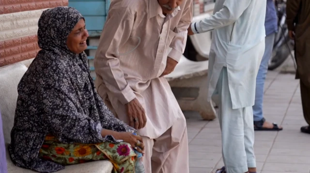 कराची में भीषण गर्मी जा रही है लोगों की जान