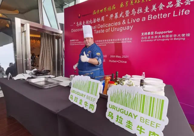 在"乌拉圭湖北活动周"活动现场,乌拉圭国家肉类协会,以及乌拉圭科拿乳品、托斯卡尼尼酒庄等企业负责人在现场展演,推介乌拉圭最具代表性的产品(2021年5月28日资料照片)。
