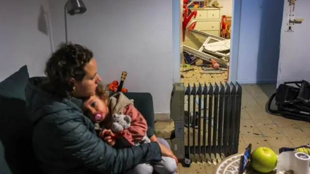 ماشوم له یوې ښځې سره