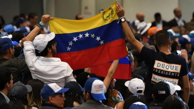 Venezolanos participan en un acto en apoyo a Iván Duque.