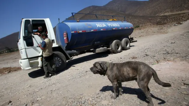 Las personas se han vuelto dependientes de los camiones aljibe.