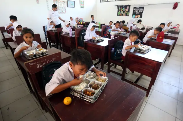Siswa menyantap Makan Bergizi Gratis (MBG) di SD Negeri 106162, Kabupaten Deli Serdang, Sumatera Utara, Selasa (4/8/2026).
