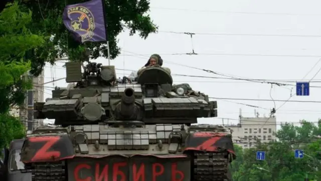 Пригожиндин Ростов шаарындагы аскер округунун штабын бир ок чыгарбай басып алганын айтканы Кремлди бир топ эле бушайман кылды окшойт. 