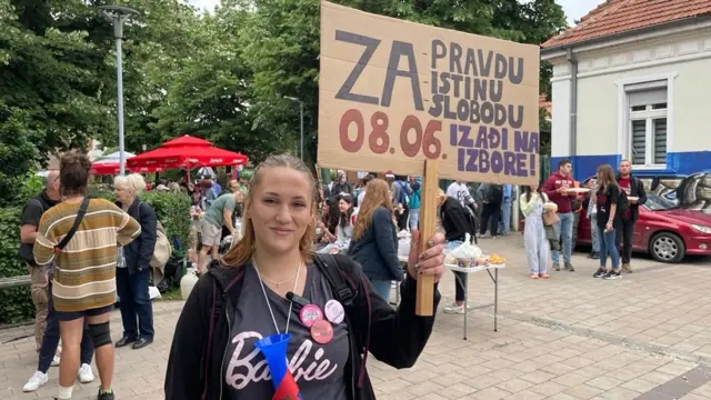 Александра студенткиња са транспарентом За правду, истину, слободу, изађи на изборе 8. јуна.
