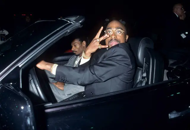Tupac y Snoop Dogg a las afueras de los American Music Awards en Los Ángeles.