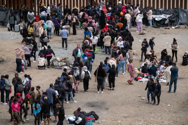 আমেরিকা মেক্সিকো সীমান্তে ১০ই মে জড়ো হওয়া মানুষের স্রোত