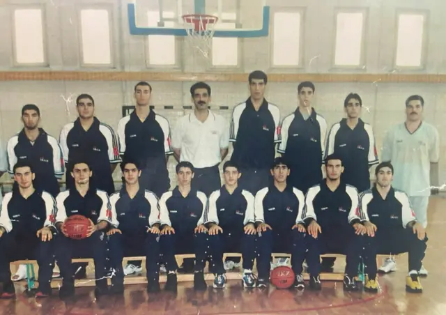 سعید فتحی (نفر چهارم ایستاده از چپ ) نقش مهمی در شکل گرفتن حامد حدادی (نفر پنجم ایستاده از چپ) داشته است