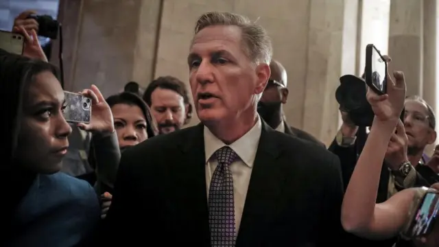 Kevin McCarthy intenta conquistar los votos para convertirse en el presidente de la Cámara de Representantes.
