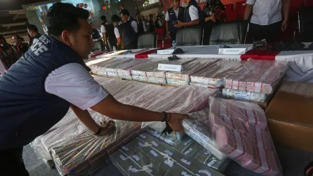 Petugas Bareskrim Polri menata sejumlah barang bukti dalam gelar perkara tindak pidana pencucian uang (TPPU) lintas negara di Lapangan Bhayangkara, Mabes Polri, Jakarta, Selasa (12/9/2023). 