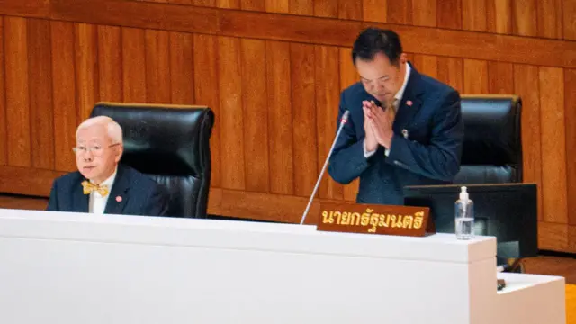 รองนายกฯ บวรศักดิ์ กับนายกฯ อนุทิน ในระหว่างการแถลงนโยบายรัฐบาลต่อรัฐสภาเมื่อ 29 ก.ย.