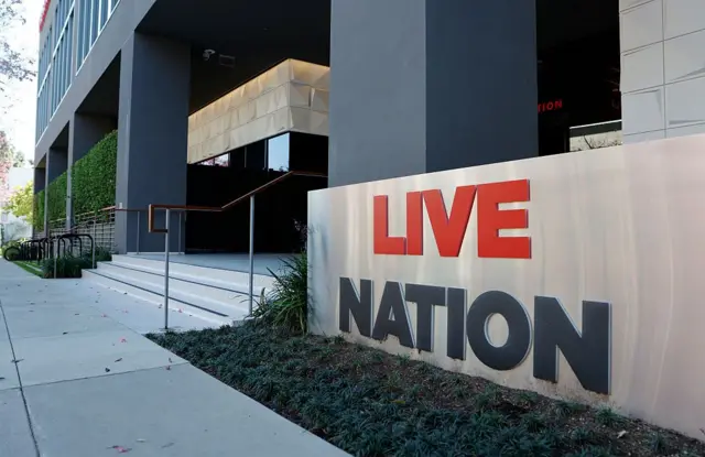 Fachada de la sede central de Live Nation, con un logo con su nombre en primer plano.