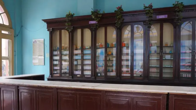 Một hiệu thuốc nghèo nàn như thế này có thể tìm thấy ở khắp nơi trên đất nước Cuba