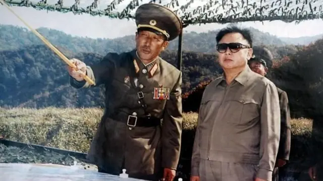 किम जोंग-इल (दाएं)