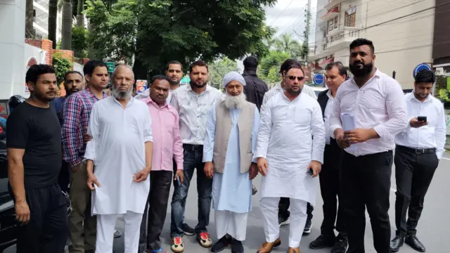 देहरादून शहर काज़ी मौलाना मोहम्मद अहमद कासमी के नेतृत्व में मुस्लिम सेवा संगठन के एक अन्य प्रतिनिधिमंडल ने घटना पर डीजीपी अभिनव कुमार से मुलाक़ात कर ज्ञापन सौंपा है.