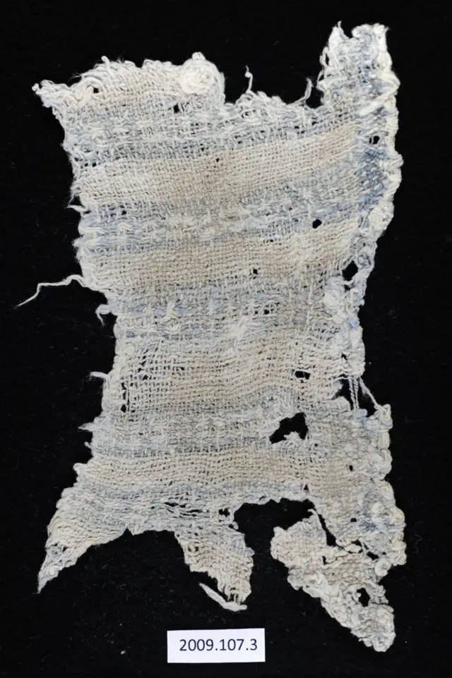 Textil pre cerámico con tinte azul.