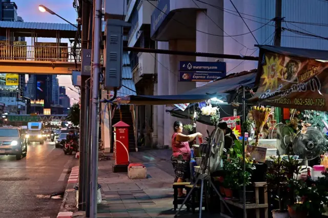 แม่ค้าข้างถนน 