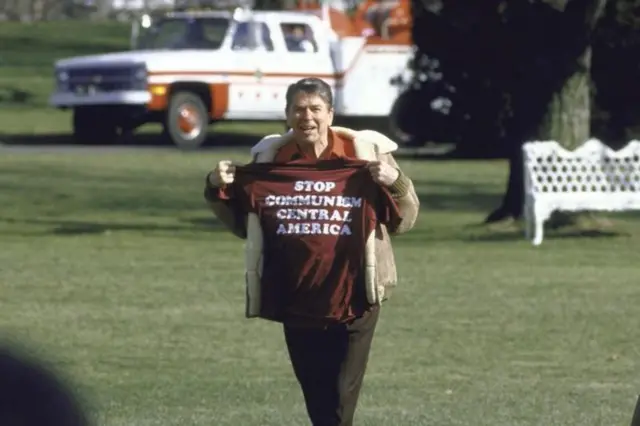 Reagan mostra camiseta que diz 'Detenha o comunismo na América Central'