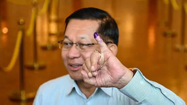 ၂၀၂၅ ဒီဇင်ဘာ ၂၈ ရက်က ရွေးကောက်ပွဲပထမပိုင်းမှာ မဲပေးခဲ့တဲ့ စစ်ခေါင်းဆောင် ဗိုလ်ချုပ်မှူးကြီးမင်းအောင်လှိုင်