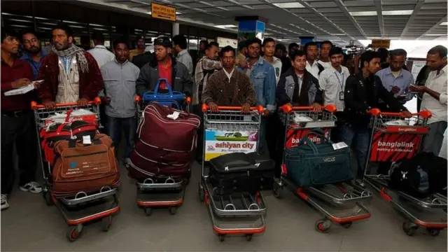 বিমানবন্দরে শ্রমিক