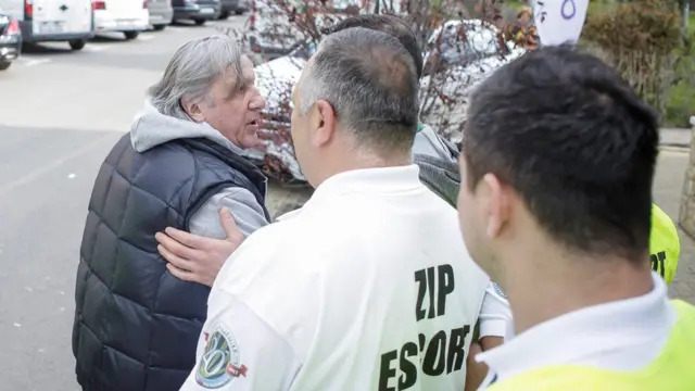 Nastase escoltado por seguridad al ser expulsado del partido.