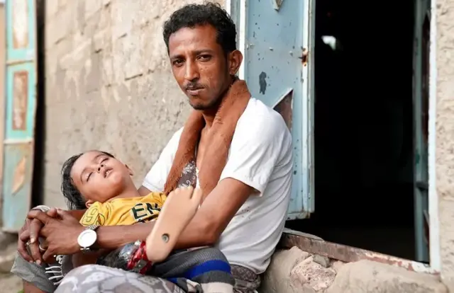 الطفل أمير نائم في حضن والده