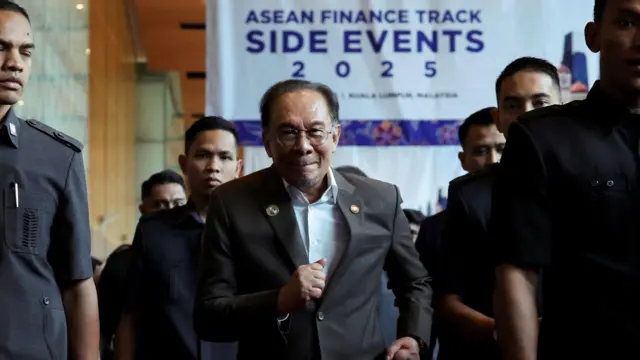 Perdana Menteri Malaysia Anwar Ibrahim menghadiri Konferensi Investasi ASEAN di Kuala Lumpur, Malaysia, 8 April 2025.