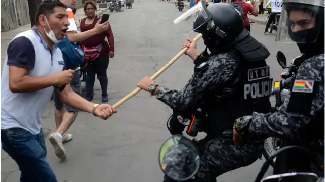 Un hombre pelea con un policía