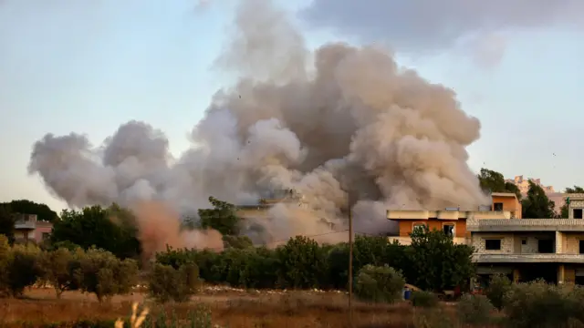 تصاعد دخان عقب غارات إسرائيلية على قرية كفر تبنيت في جنوب لبنان