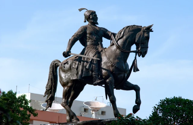 గేట్ వే ఆఫ్ ఇండియా, బ్రిటిషర్లు, ముంబయి, బొంబాయి, ఇండియన్ నేవీ, ఫ్యాషన్ షో, తాజ్‌మహల్ హోటల్