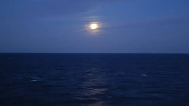 Lune vue sur la mer