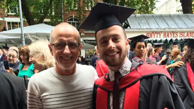 Ben Norris con su padre el día de su graduación
