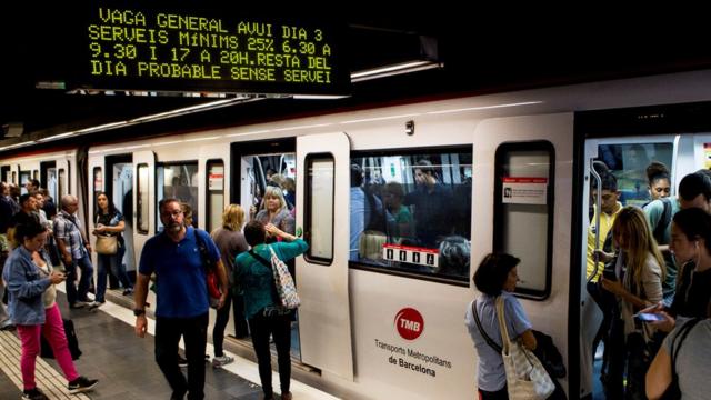 バルセロナの地下鉄駅で。掲示板は最低限の運行のみを行うと利用客に注意を呼びかけている（3日）