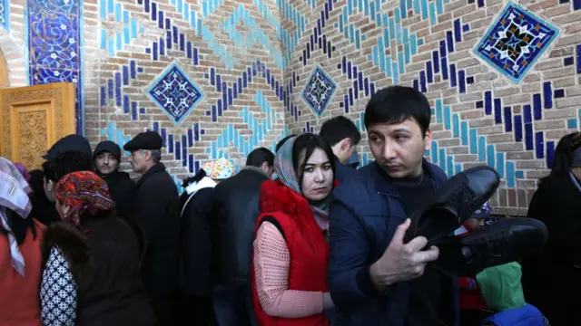 Ziyoratgohga poyafzal yechib kiriladi.